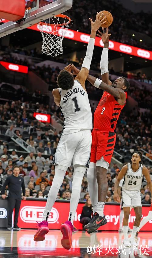 文班亚马中路持球 弧顶干拔三分命中 文班亚马中路持球 弧顶干拔三分命中